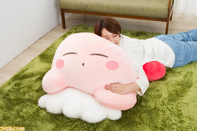 https://nintendowire.com/wp-content/uploads/2018/08/giant-Kirby-and-cloud-pillow-set-1.jpg